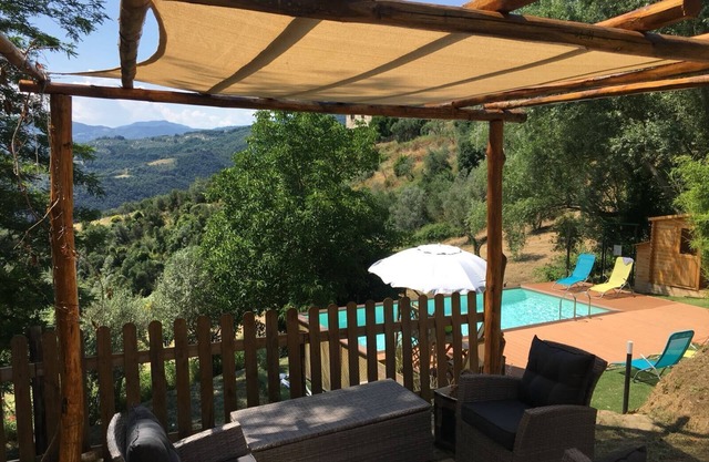 residencia rural elegante en una posición cima de una colina con piscina y jacuzzi