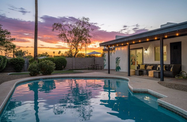 Elegant! Scottsdale Vacation home - Pool w/ Outdoor Games!