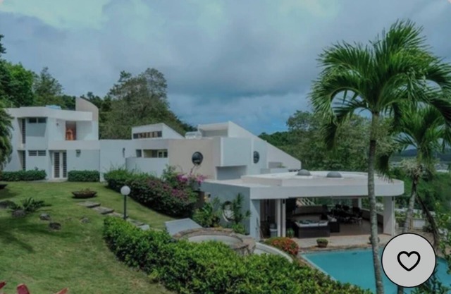 Spacious 5-bedroom house in superb Humacao with WiFi, AC