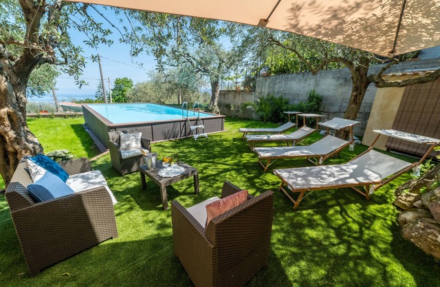 Elegante casa siciliana, piscina, bonitos acabados, vista al mar