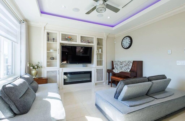 Elegant, Spacious & Bright Gem ~ Balcony ~ Parking