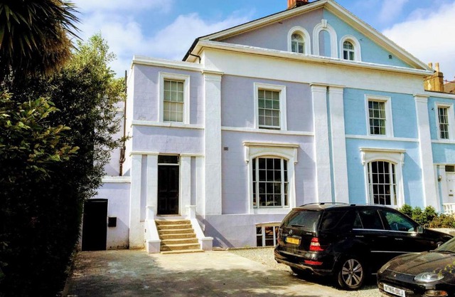 Elegant & spacious parkside 2-bedroom 2-bathroom flat in period building on Blackheath Common - private entrance, great Greenwich location, easy for O2 Arena and City!