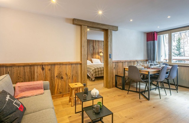 Apartamento elegante y espacioso con balcón orientado al sur cerca de las pistas