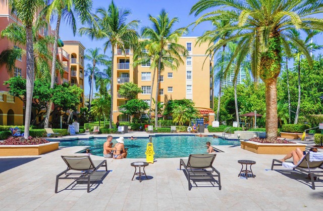 Lux Condo at Yacht Club 10min from Beach
