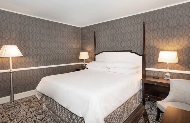 Elegant Stay Perfect for Romantic Getaway, Just Steps from Waterfront