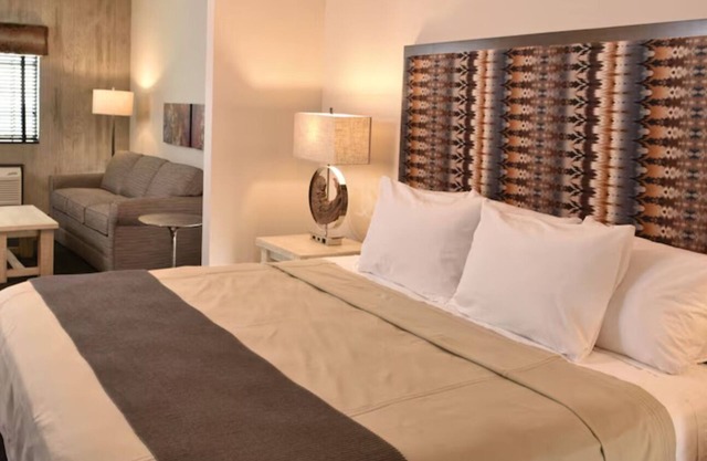 Elegant Stay with On-Site Bar & Patios Sunset Views! Rustic Ambience
