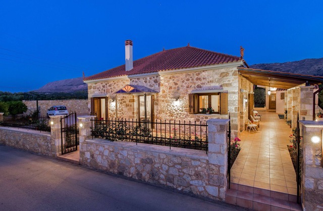 La elegante villa de diseño de piedra Villa Anerocurù con jardines y barbacoa, en la ciudad de Chania