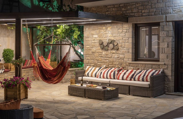 Villa de piedra de tres habitaciones con spa, a 100 metros de la playa.