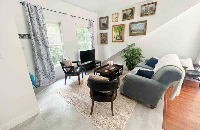 Elegant Guest House in Upscale Neighborhood