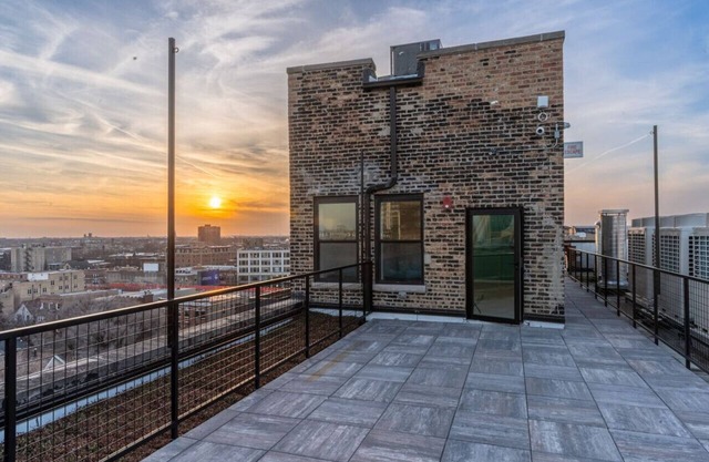 Elegant Style Loft Montrose Beach Rooftop WFH Gym