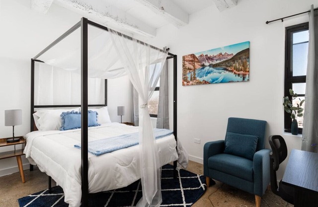 Elegant Style Loft Montrose|13 mins DT|4 mins Lake