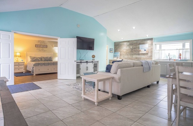 Elegant Suite with Jacuzzi