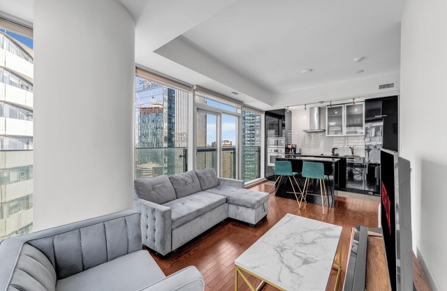 Elegant Suites - CN Tower & Lake View