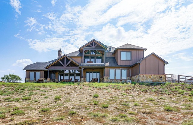 Elegant 'Sunset Meadow Ranch' in Texas w/ Hot Tub
