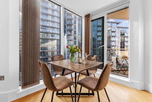 Elegant Thames-View 2-Bed Haven Gym & Balcony