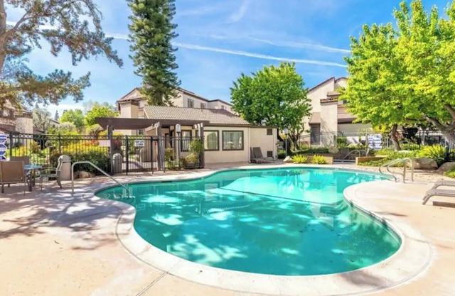 Elegant Townhome in Prime Location near Luxury Malls and Hiking Trails