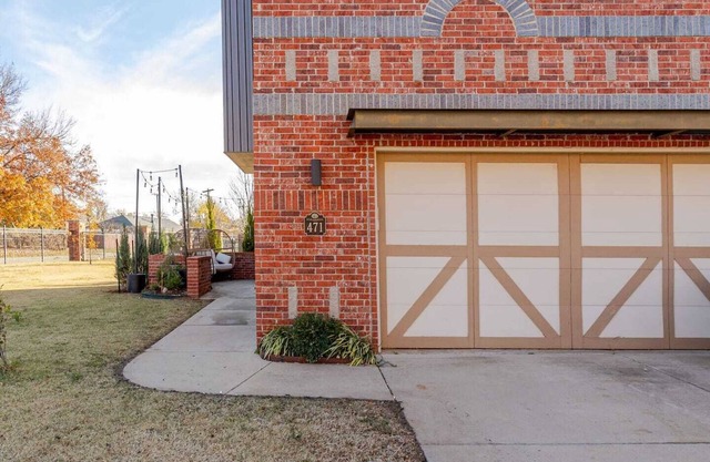 Elegant Townhome w/Rooftop Jacuzzi & Private Gym - downtown Edmond