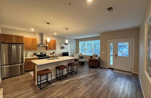 Elegant Townhouse near NDSU and Downtown Fargo #101