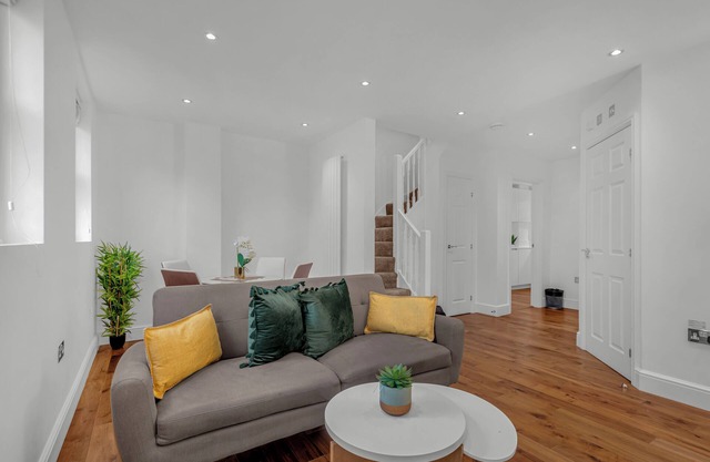 Elegant Two Bedroom Serviced Apartment in Artillery Lane