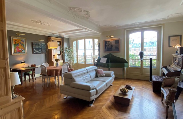 Elegant, typically Parisian apartment, easy access to all tourist highlights.