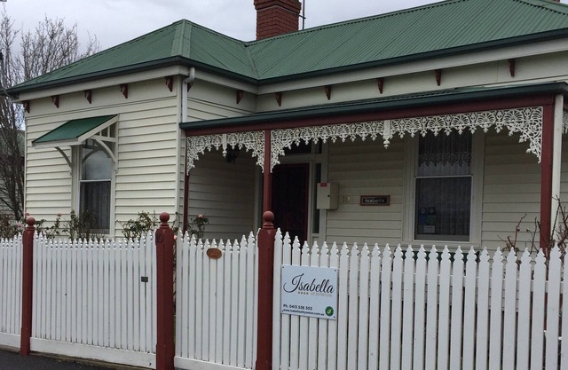 Charming Victorian Cottage in town centre