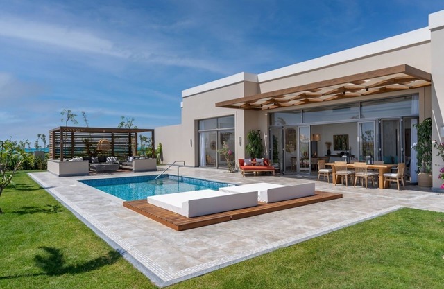 Elegant Villa with Jacuzzi, Swim-Up Pool, Garden, Full Kitchen & VIP Amenities