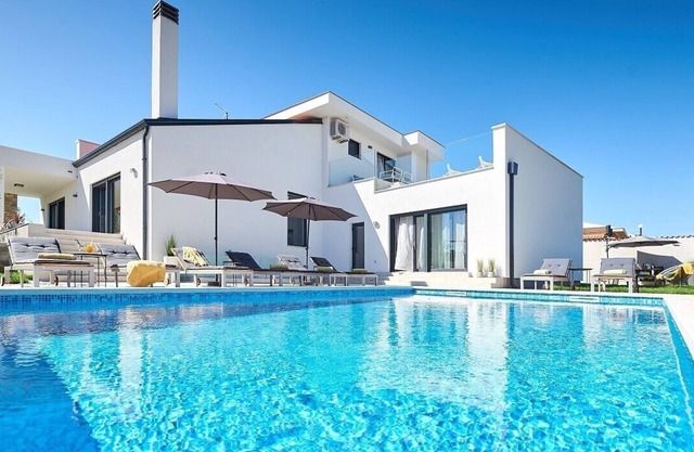Villa Dolcea / Modern Villa Dolcea in northwestern Istria