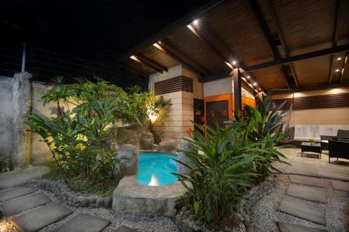 Elegant Villa in La Fortuna with spacious backyard plus very private pool & parking