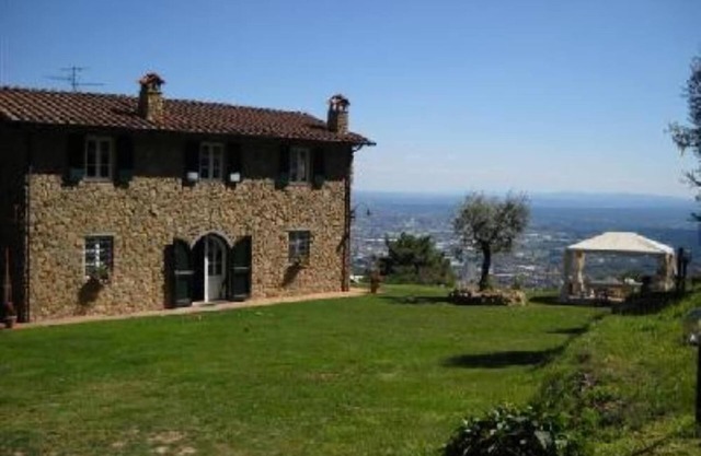 Elegante villa no muy lejos de Lucca, en un área panorámica con un gran jardín y piscina privada