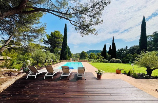 Elegant villa with exceptional view, between Sainte-Victoire and Aix-en-Provence