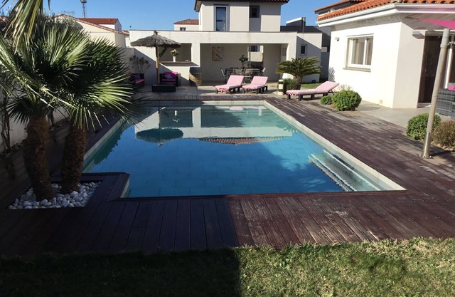 Elegante villa con piscina cerca de las playas.