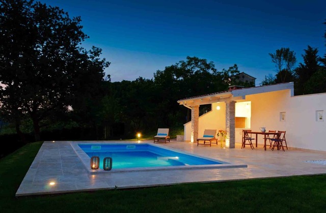 Elegante villa con piscina privada cerca de las playas Porec!