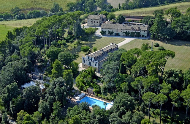 Elegante apartamento en villa con piscina.