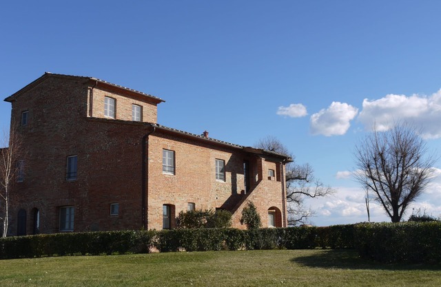 Elegante Casa di Campagna con Torretta e Piscina
