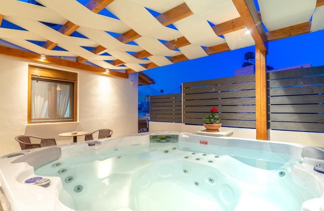 Eleni Luxury Maisonette with Jacuzzi