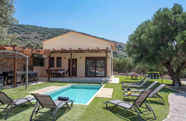 Eleolithos Villa olive & pool