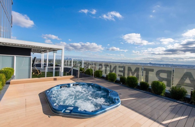 Elevated Escape - 2BR w Gym & Rooftop Spa