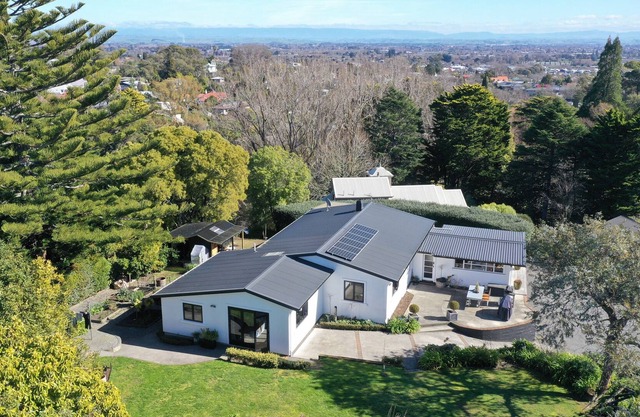 Elevated family home near Te Mata Peak