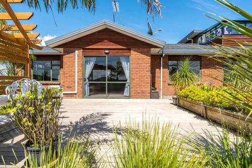 Elevated Family Sized Guest-house with Beautiful Views
