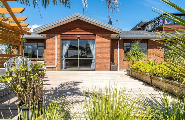 Elevated Family Sized Guest-house with Beautiful Views