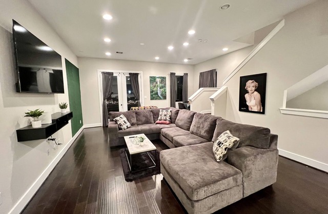Elevated Living HTOWN SUITES Spacious East Downtown