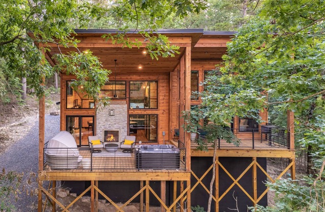 Elevated modern cabin in trees, see-thru fireplace, close to Beavers Bend State Park