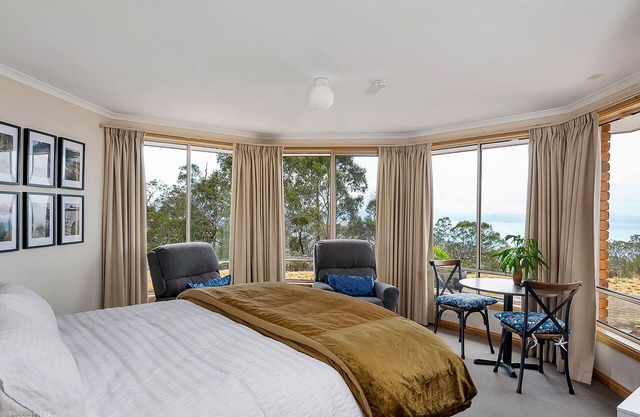 Elevated Retreat: 100+ Acres with Stunning Water Views; refreshing and blissful!