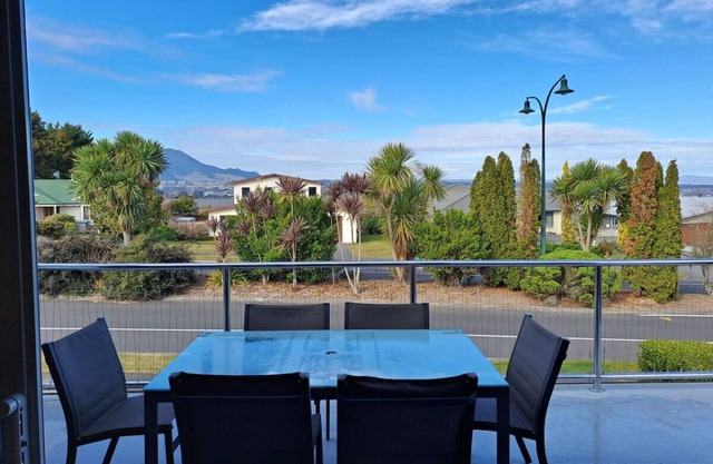 Casa de vacaciones moderna con sala de estar de planta abierta y balcón, Wi-Fi, lago y vistas a la montaña