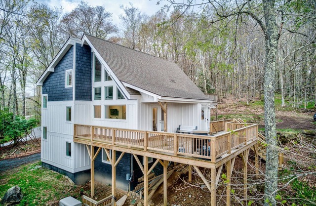 Elevation Escape - Beech Mtn home with game room, outdoor space