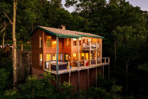 Elevista - Quaint&Private-Views-HotTub-PoolTable-Bears-3 Clubhouse Pools