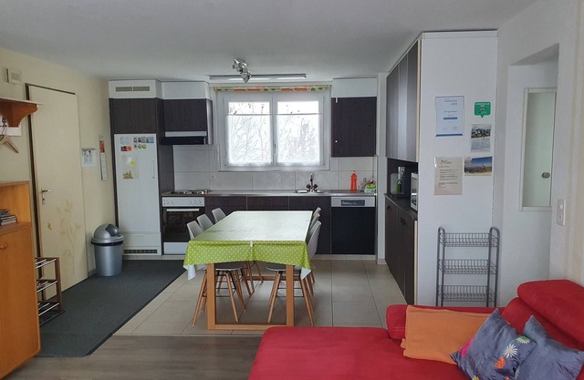 Apartamento con una gran terraza y vistas al lago y a las montañas.