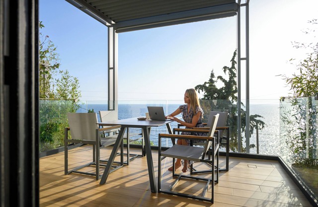 ELIA Deluxe Studio Suite, Mani Suites