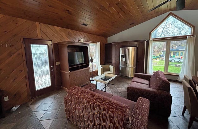 Elias Cabin Cliffside A Cozy Getaway in Nature's Embrace