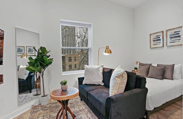 Elite Studio Apartment in Uptown near Shops